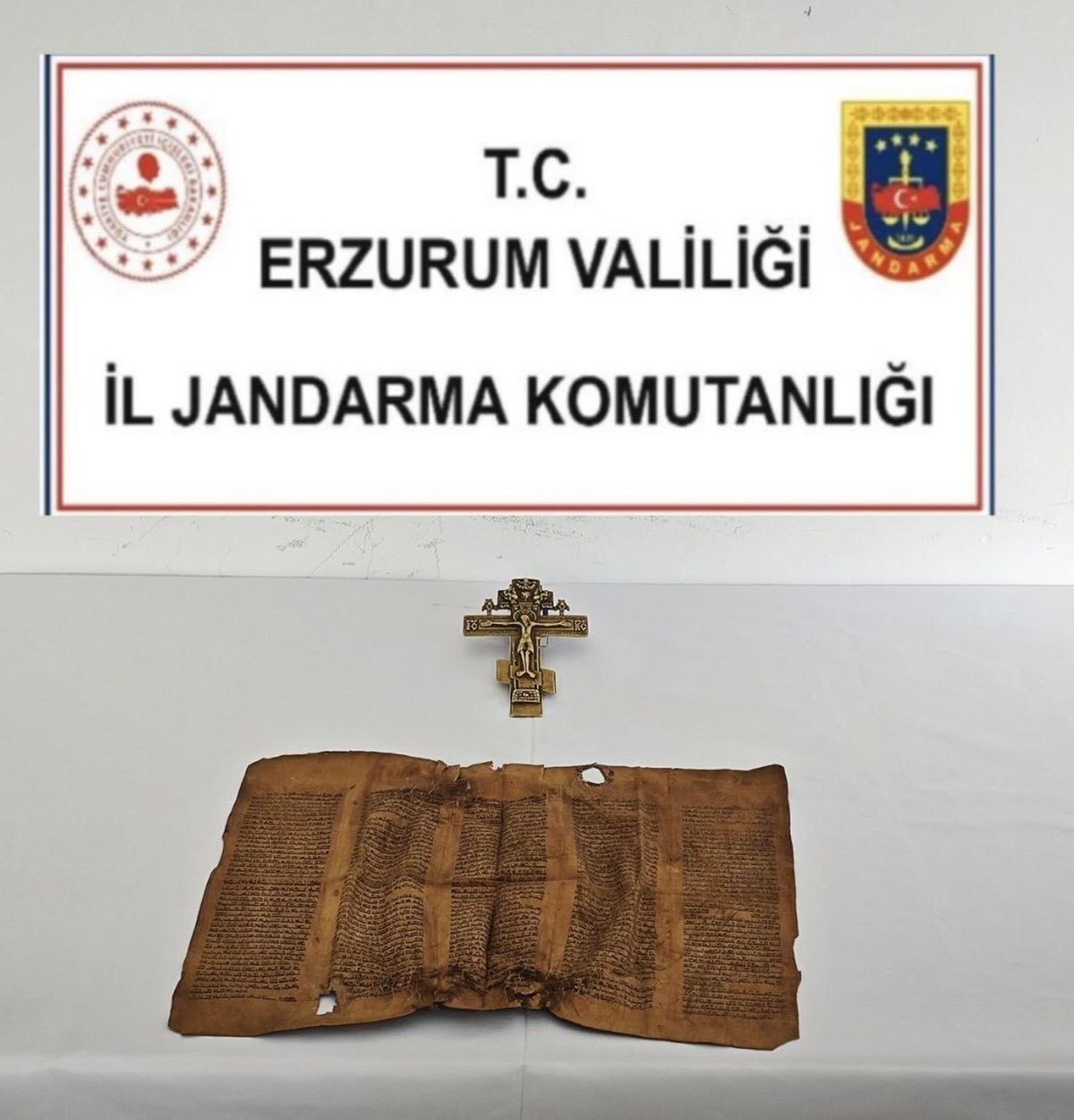 Erzurum Pasinler’de Orta Çağ’a Ait Parşömen ve Bronz Haç Ele Geçirildi