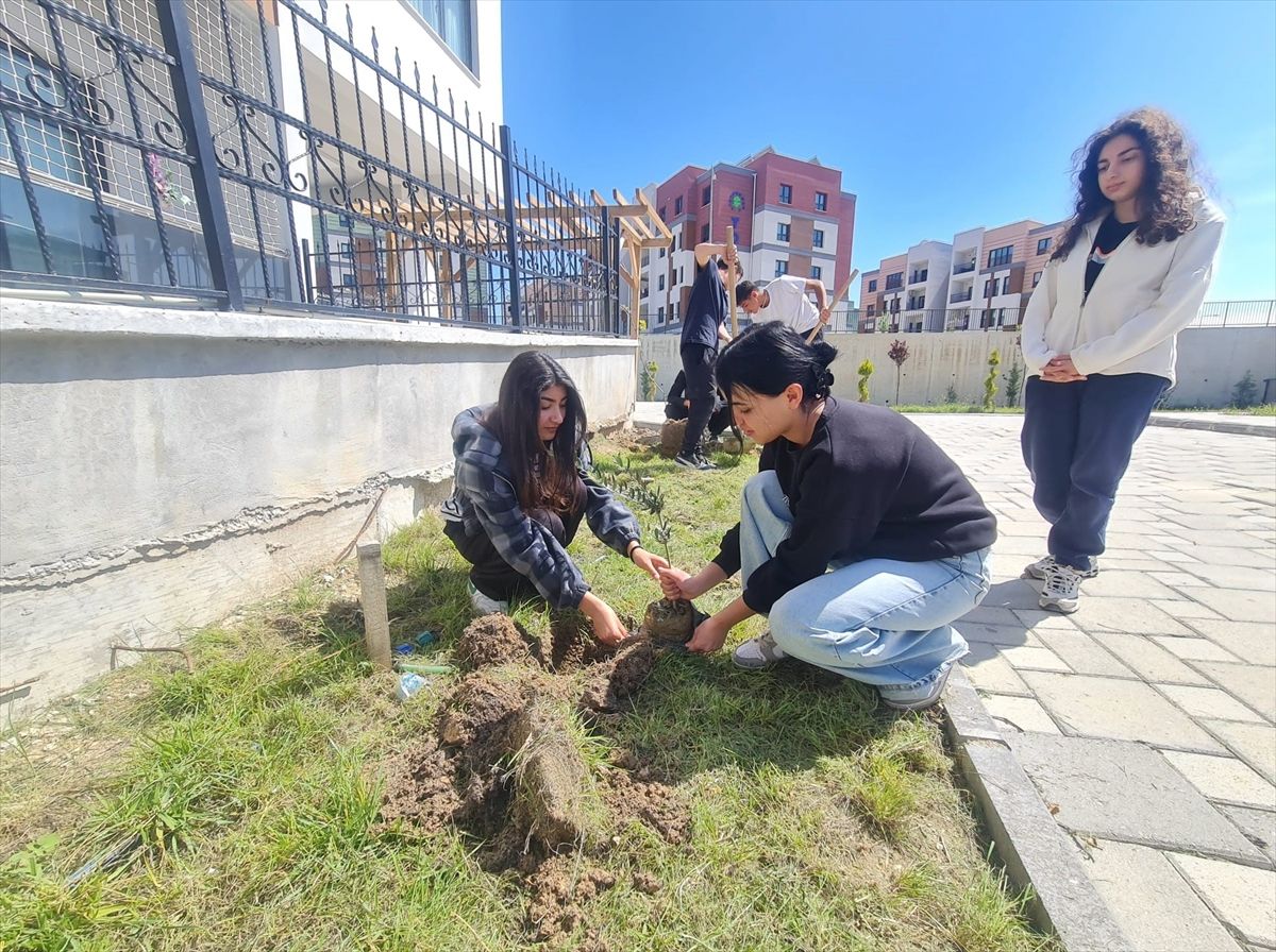 Kadirli’de Tarım Lisesi Öğrencilerinden Huzurevinde Anlamlı Fidan Dikim Etkinliği