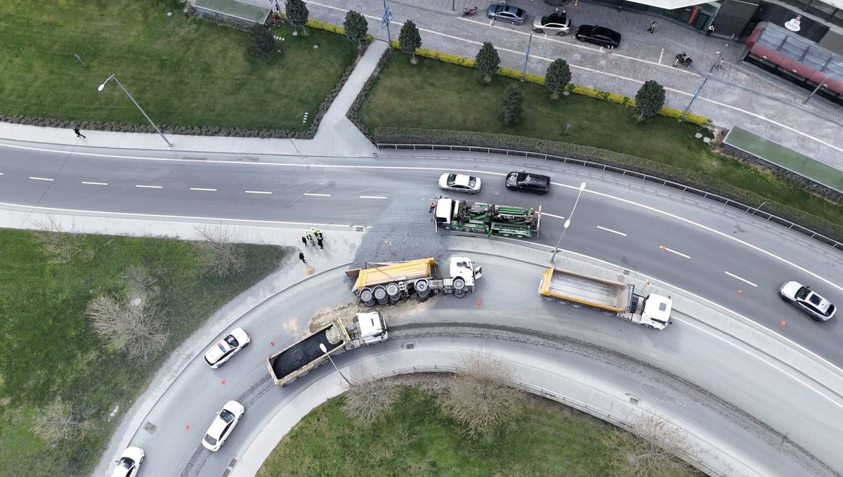 Sarıyer’de Mıcır Yüklü Kamyon Virajda Devrildi: Şoför Yaralandı, Trafik Kilitlendi