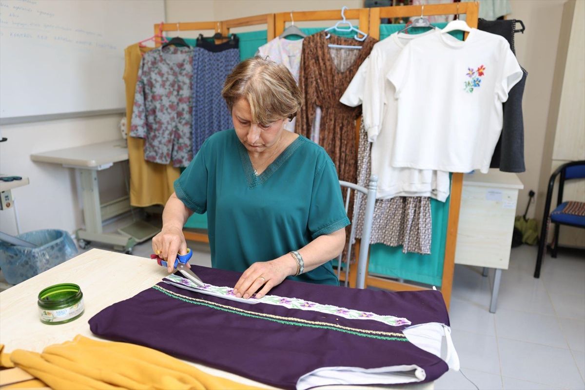 Mersin'de Kanser Tedavisi Gören Muazzez Canbolat, Dikiş Kursuyla Hem Moral Buluyor Hem Sosyalleşiyor