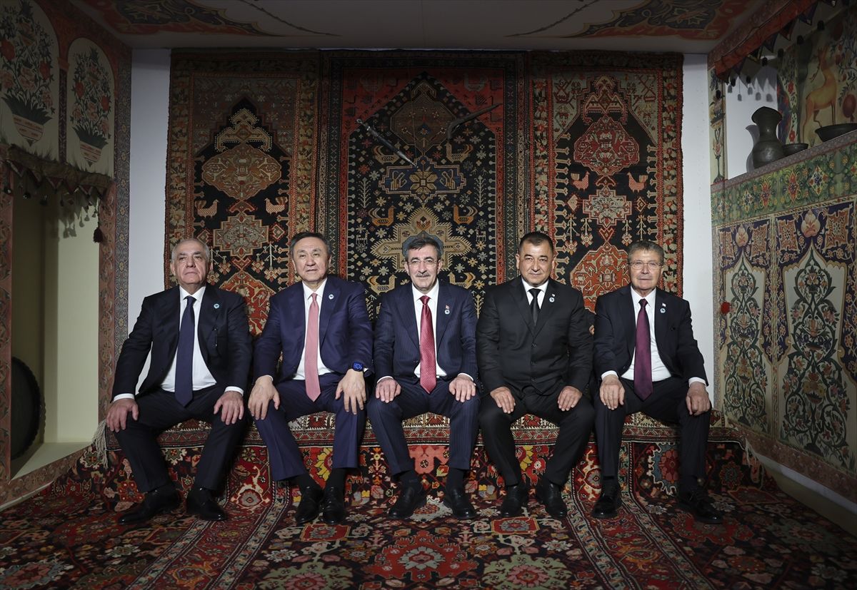 Cumhurbaşkanı Yardımcısı Cevdet Yılmaz, Azerbaycan Milli Halı Müzesi'nde İncelemelerde Bulundu