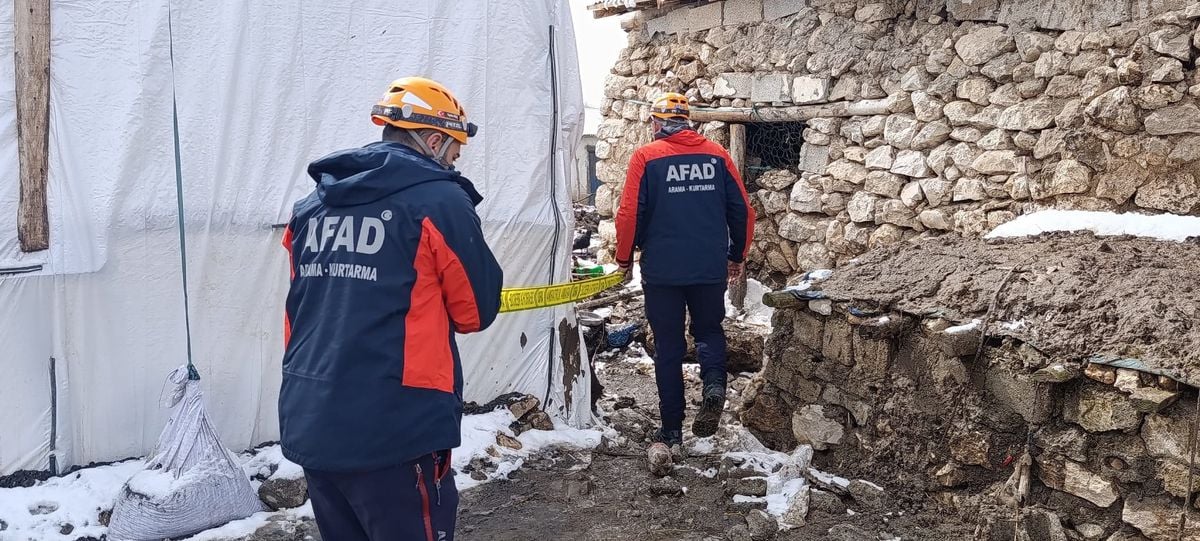 Tuşba'daki 5.2 Büyüklüğündeki Deprem Sonrası AFAD Ekipleri Sahada İncelemelerini Sürdürüyor