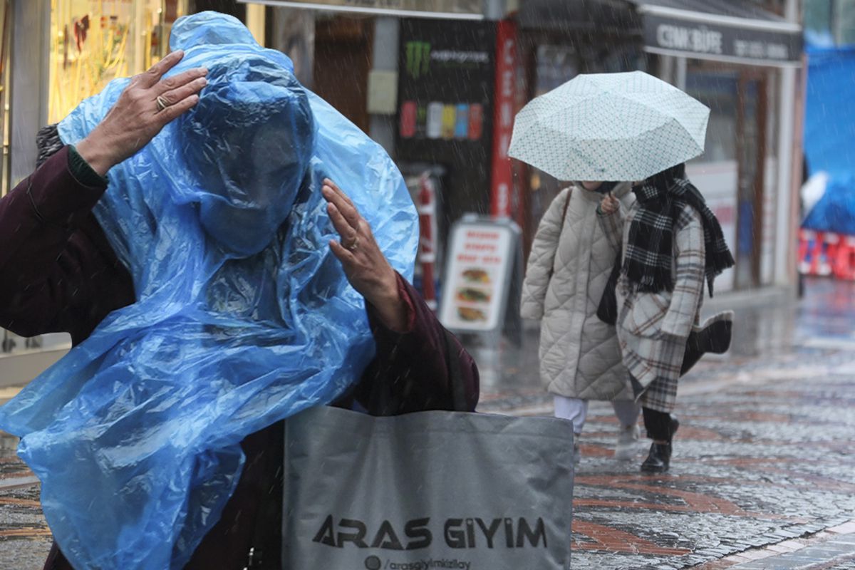 Hafta Sonu Hava Kötüleşiyor: Sıcaklar Düşüyor, Kuvvetli Yağış ve Fırtına Kapıda
