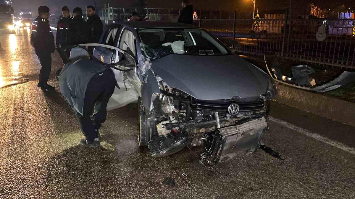 Bursa İnegöl'de Kontrolden Çıkan Araç Bariyerlere Çarptı: 2 Genç Yaralandı