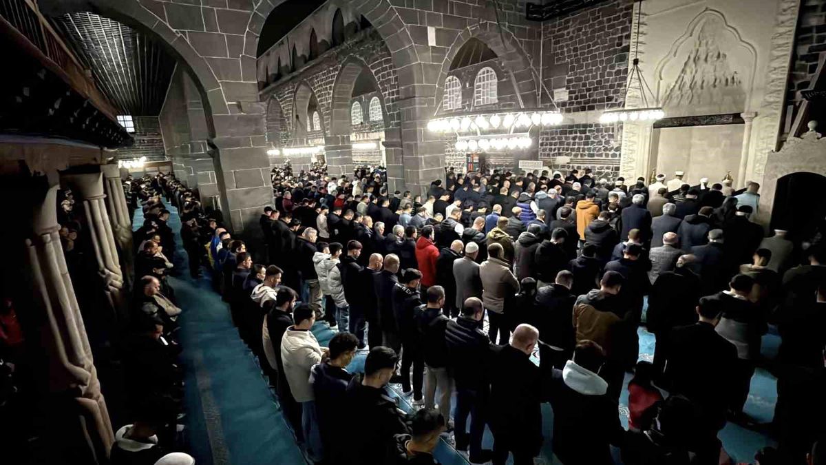 Diyarbakır Ulu Cami’nde Ramazan Bayramı Namazı İçin Yoğun Katılım