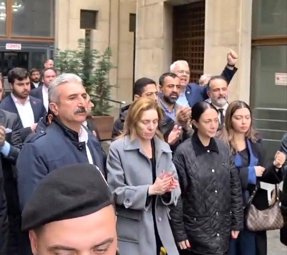 Bursa'da Şafak Operasyonu: 30 Kişi Tutuklandı, Seden Bozbey Adli Kontrolle Serbest