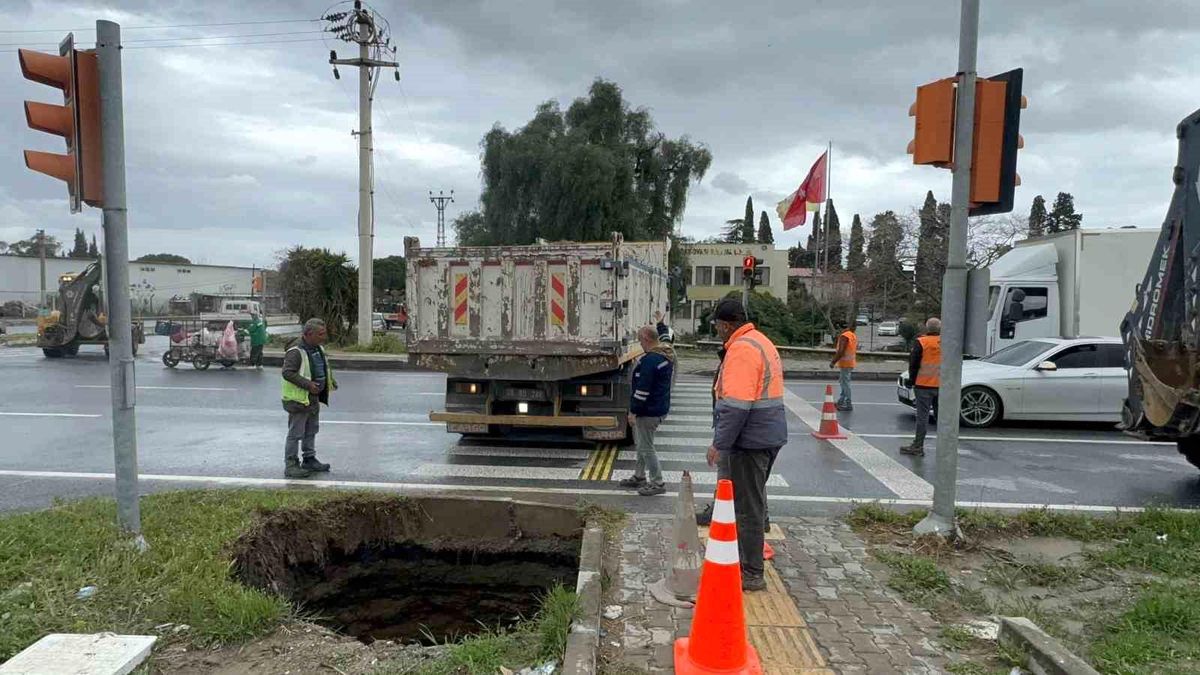 Söke’de Bağarası Kavşağında Oluşan 2,5 Metrelik Obruk Trafiği Tehlikeye Sokmadı