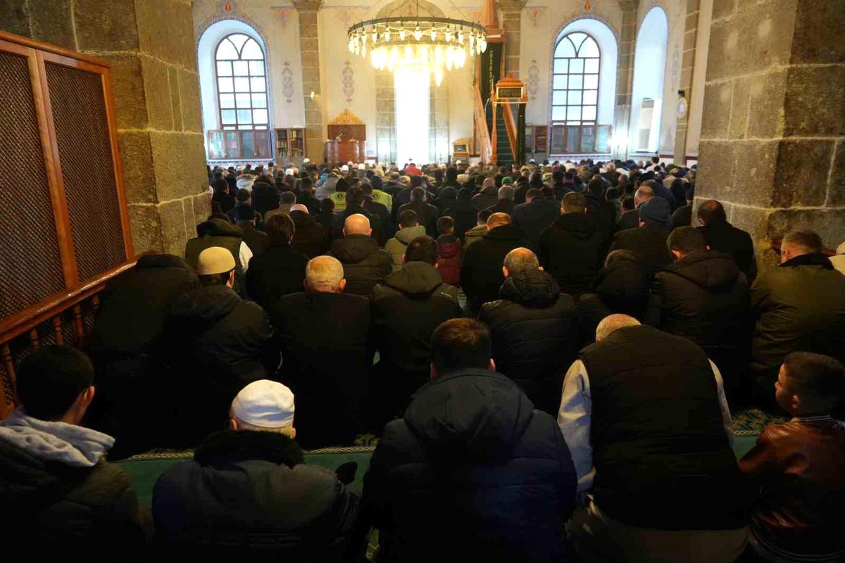 Samsun'da Ramazan Bayramı Namazı Coşkuyla Edildi, Vatandaşlar Bayramda Kardeşlik Dileklerinde Bulundu