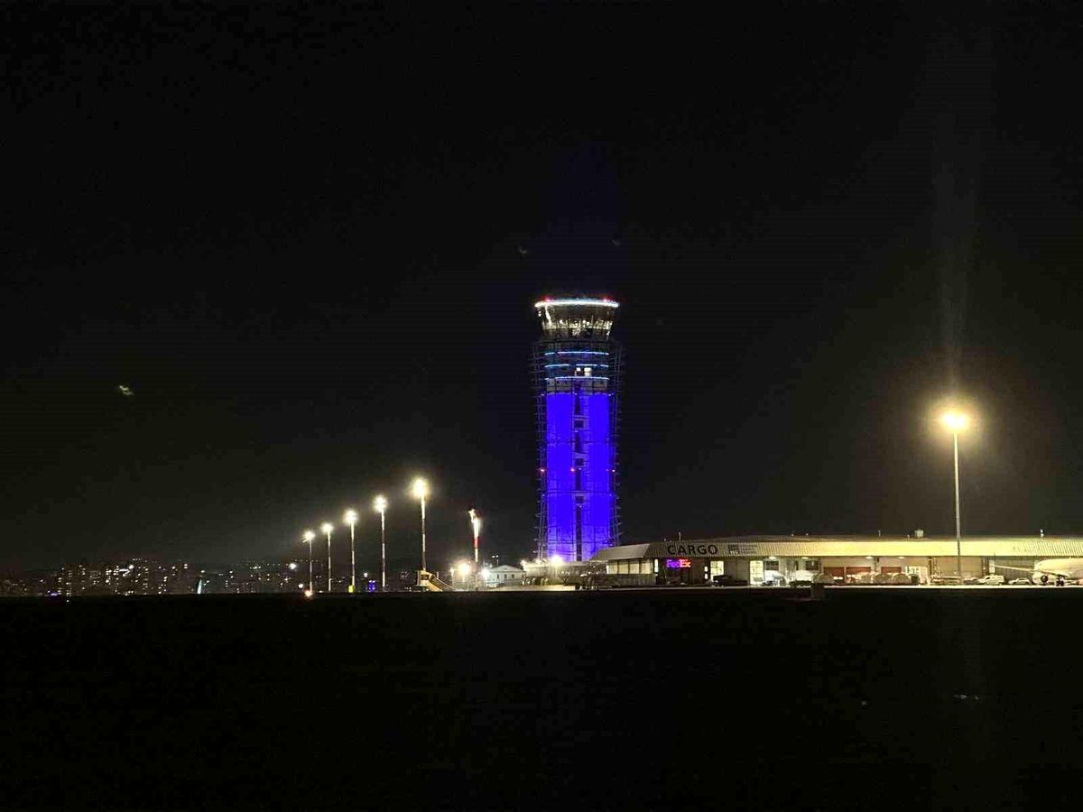 Sabiha Gökçen Havalimanı Hava Trafik Kontrol Kulesi Dünya Otizm Farkındalık Günü İçin Maviye Büründü