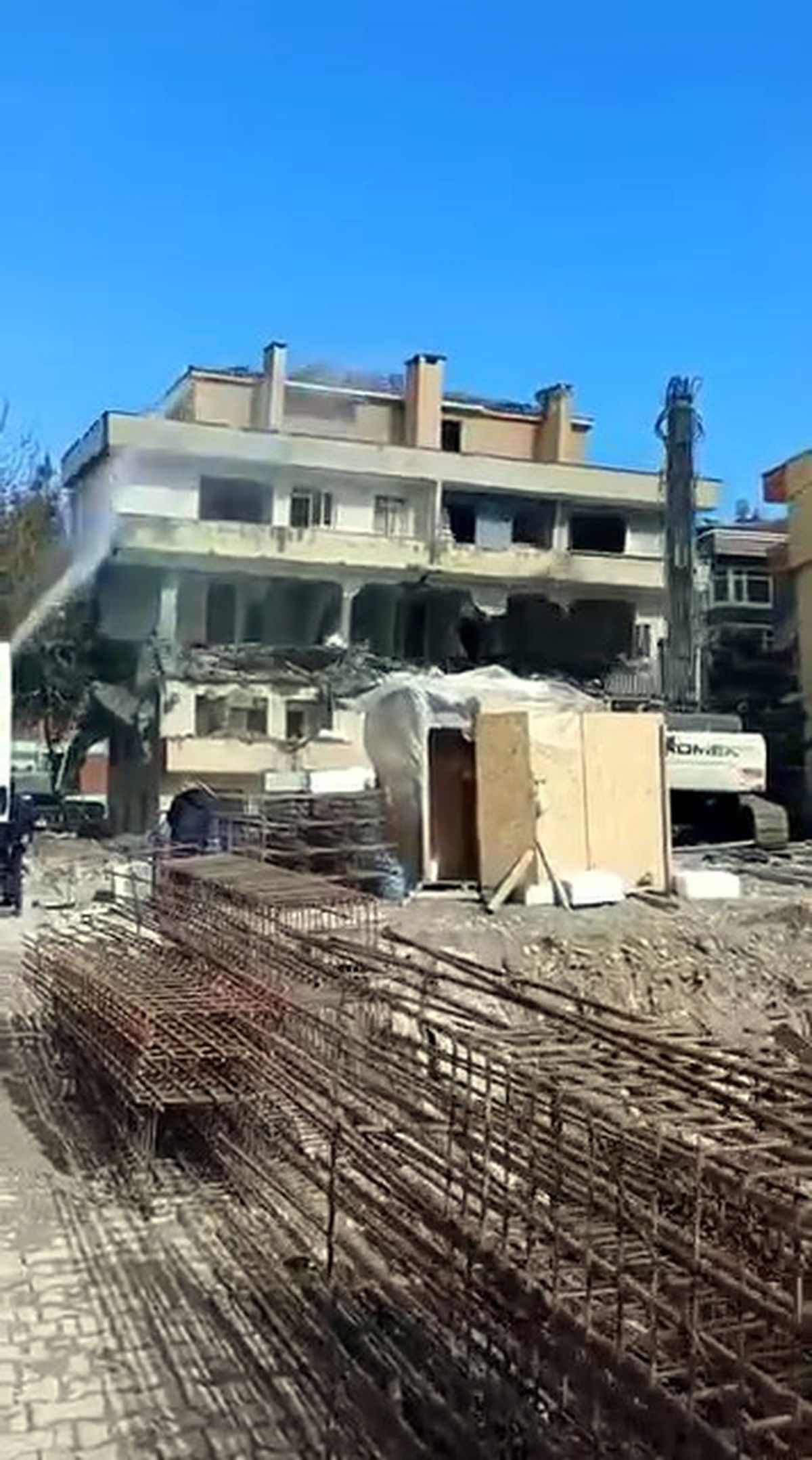 Avcılar'da Tek Darbe ile Yıkılan 4 Katlı Bina Kentsel Dönüşümde Göz Kamaştırdı