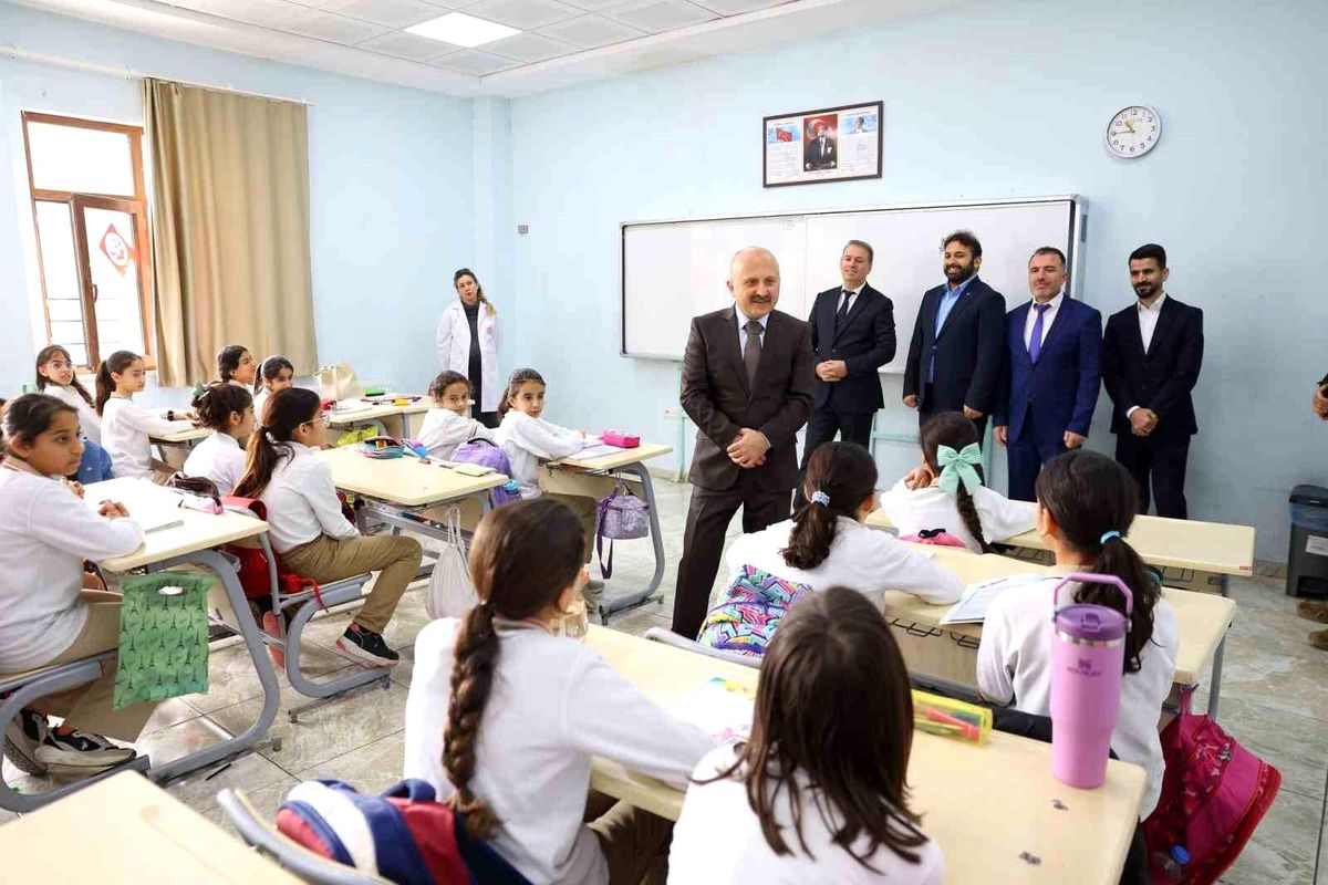 Adıyaman Valisi Osman Varol’dan Hasan Taşar İmam Hatip Ortaokulu’na Ziyaret ve Öğrencilere Başarıya Giden Yolda Kritik Tavsiyeler