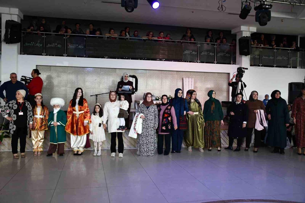 Akşehir’de Halk Eğitimi Merkezi Kursiyerlerinden Yoğun İlgi Gören Giyim Defilesi