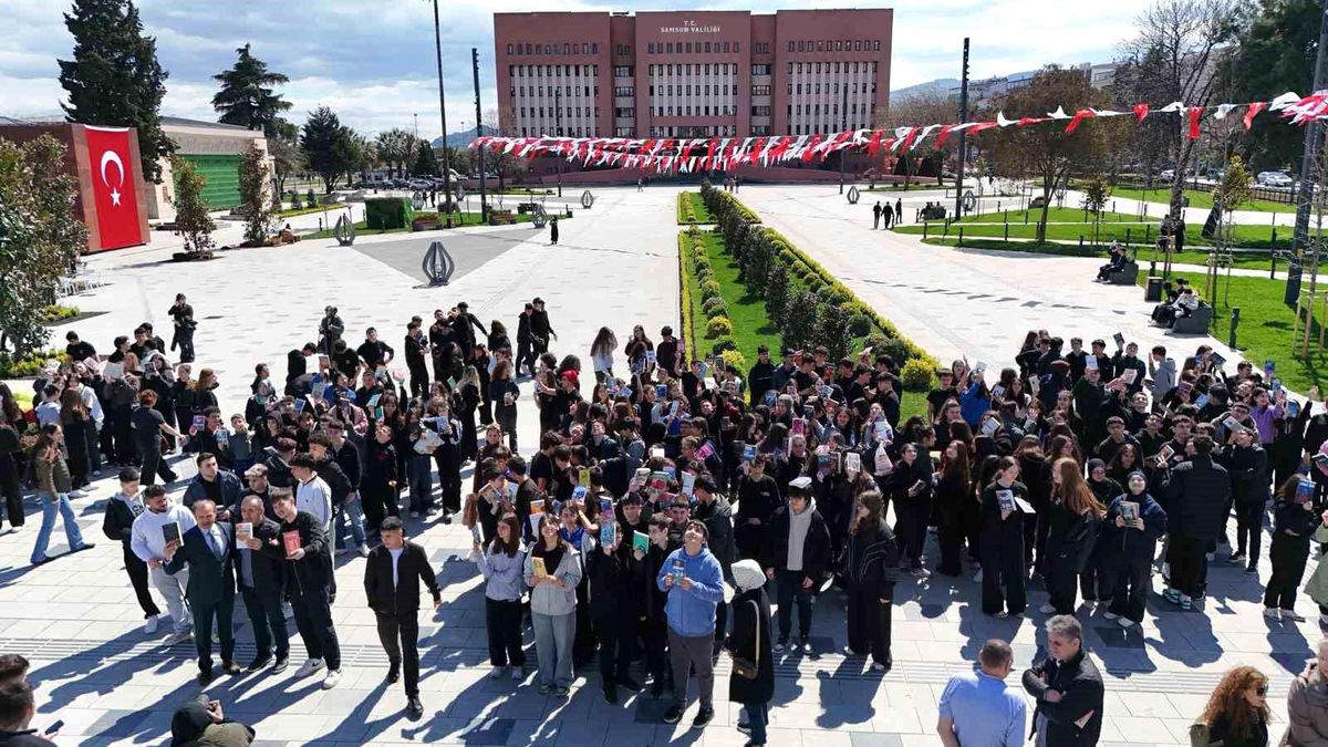 Samsun'da 62. Kütüphane Haftası Etkinliği: İstiklal Meydanı’nda Öğrenciler Kitap Okudu
