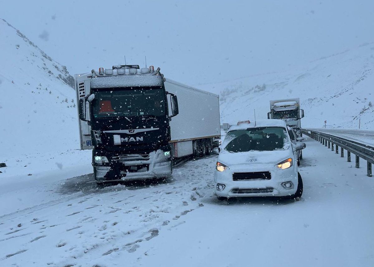 Sakaltutan Geçidi’nde Yoğun Kar ve Tipi Ulaşımı Felç Etti: Uzun Araç Kuyrukları Oluştu
