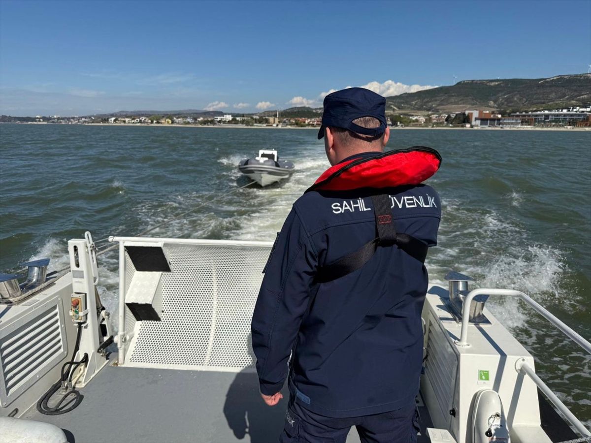 Çanakkale Boğazı’nda Arızalanan Bottaki 3 Kişi Sahil Güvenlik Tarafından Kurtarıldı