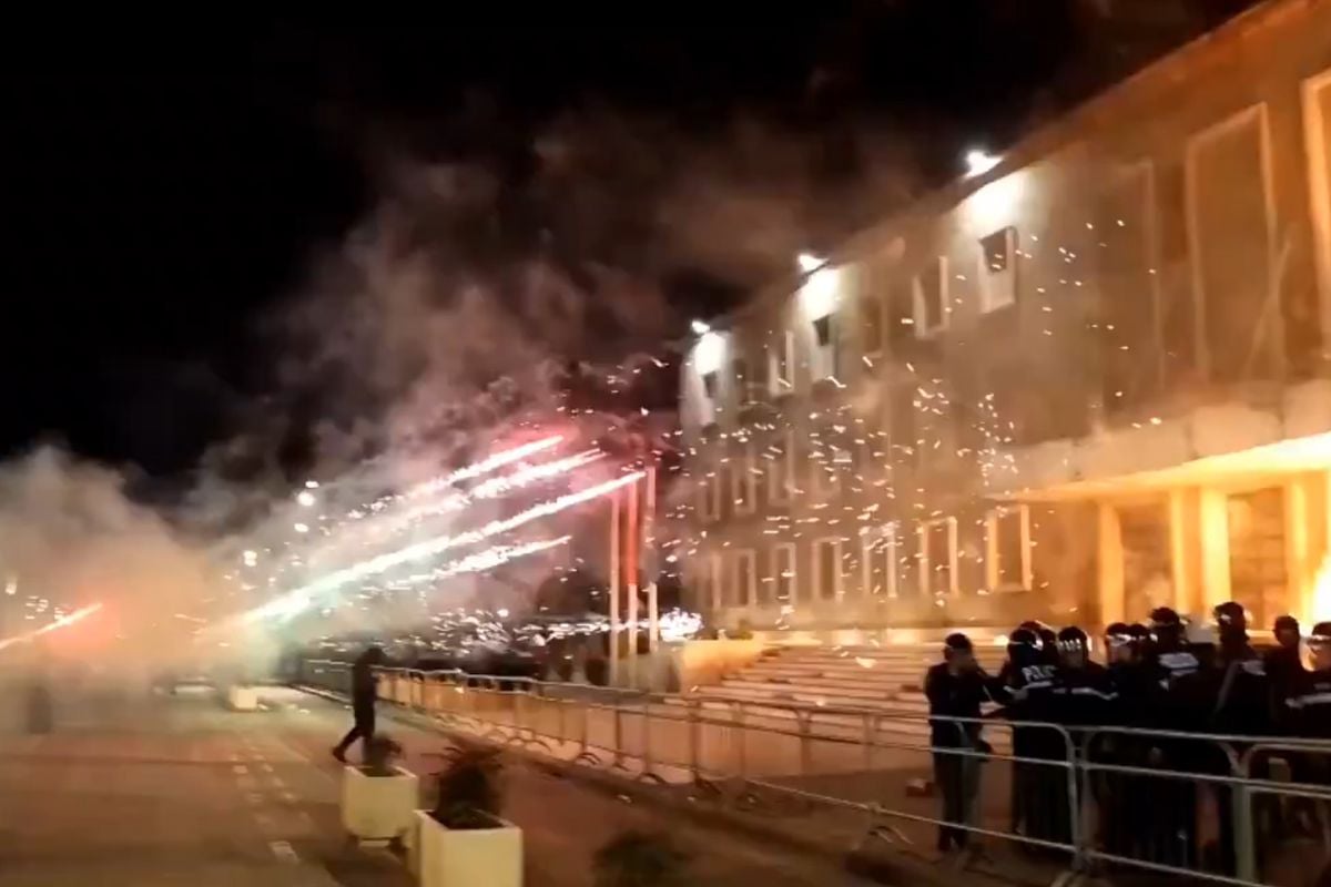 Arnavutluk'ta Başbakan Edi Rama'nın Konutuna Şiddetli Protesto Saldırısı: Molotof ve Havai Fişeklerle Gerilim Tırmandı