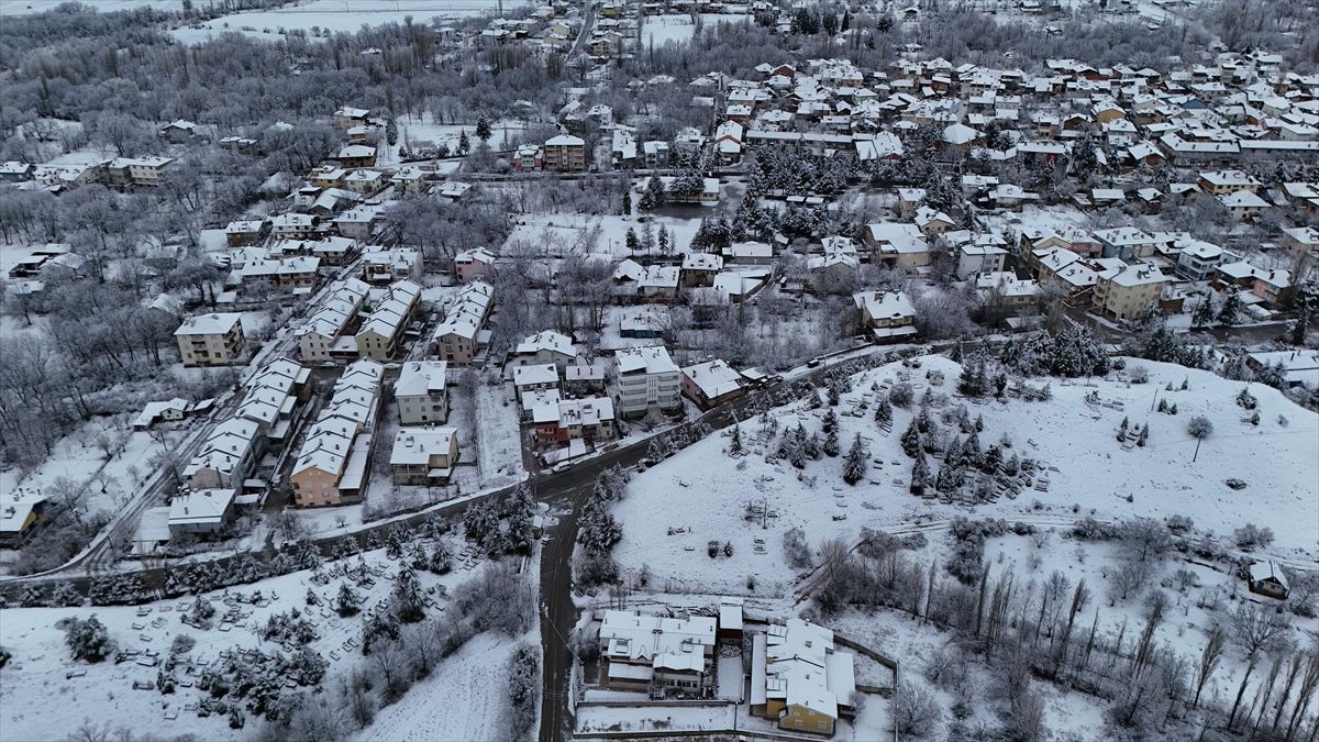 Isparta'da Yoğun Kar Yağışı Doğanın Beyaz Güzelliğini Ortaya Çıkardı