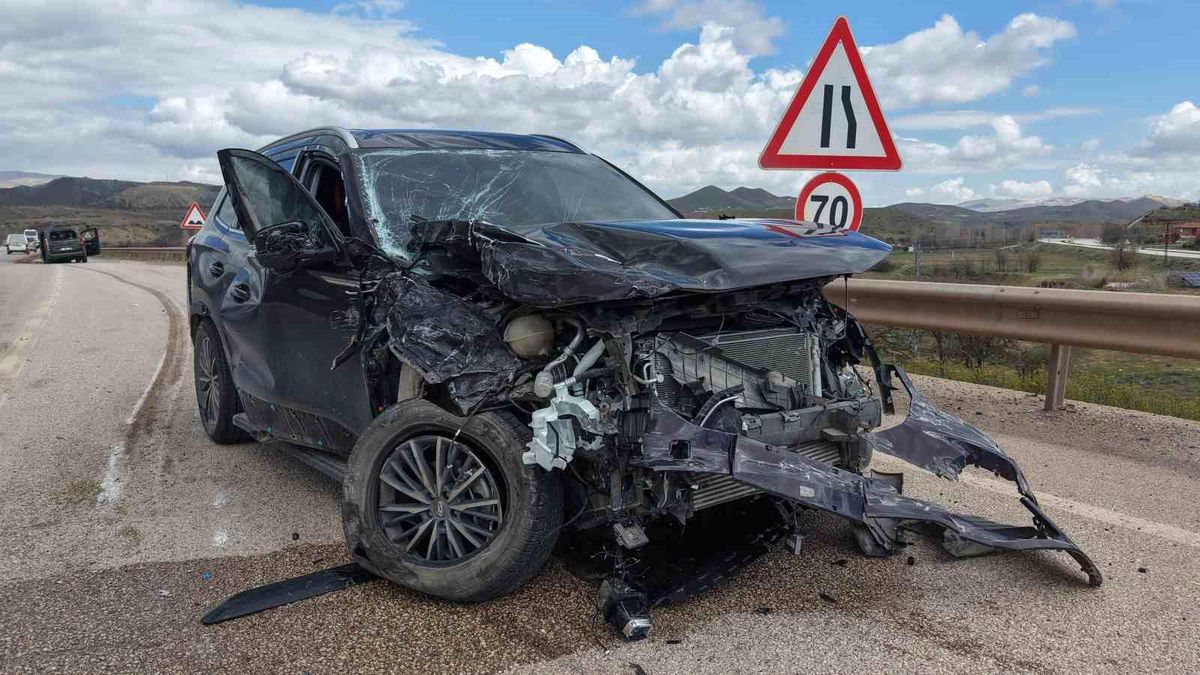 Kırıkkale'de Kavşakta Zincirleme Kaza: 7 Yaralı, Araçlarda Ağır Hasar