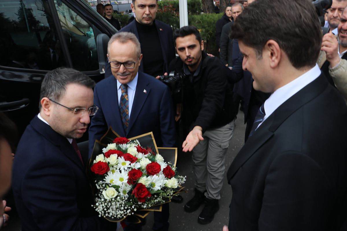 Adalet Bakanı Akın Gürlek Diyarbakır Adliyesi’ni Ziyaret Etti, Yerel Yetkililerle Bir Araya Geldi