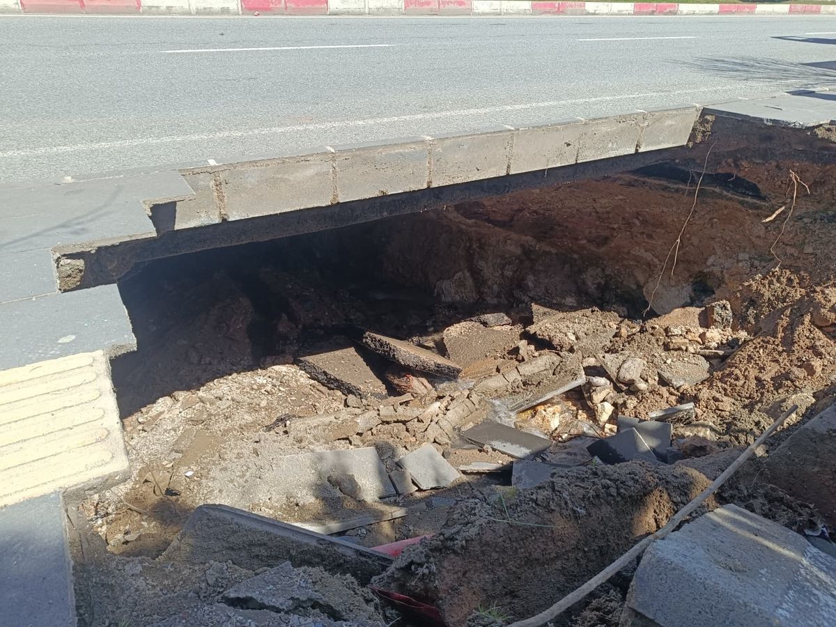 Siirt’te Kaldırım Çökmesi Trafiği Felç Etti: Yol Güvenlik Nedeniyle Kapandı