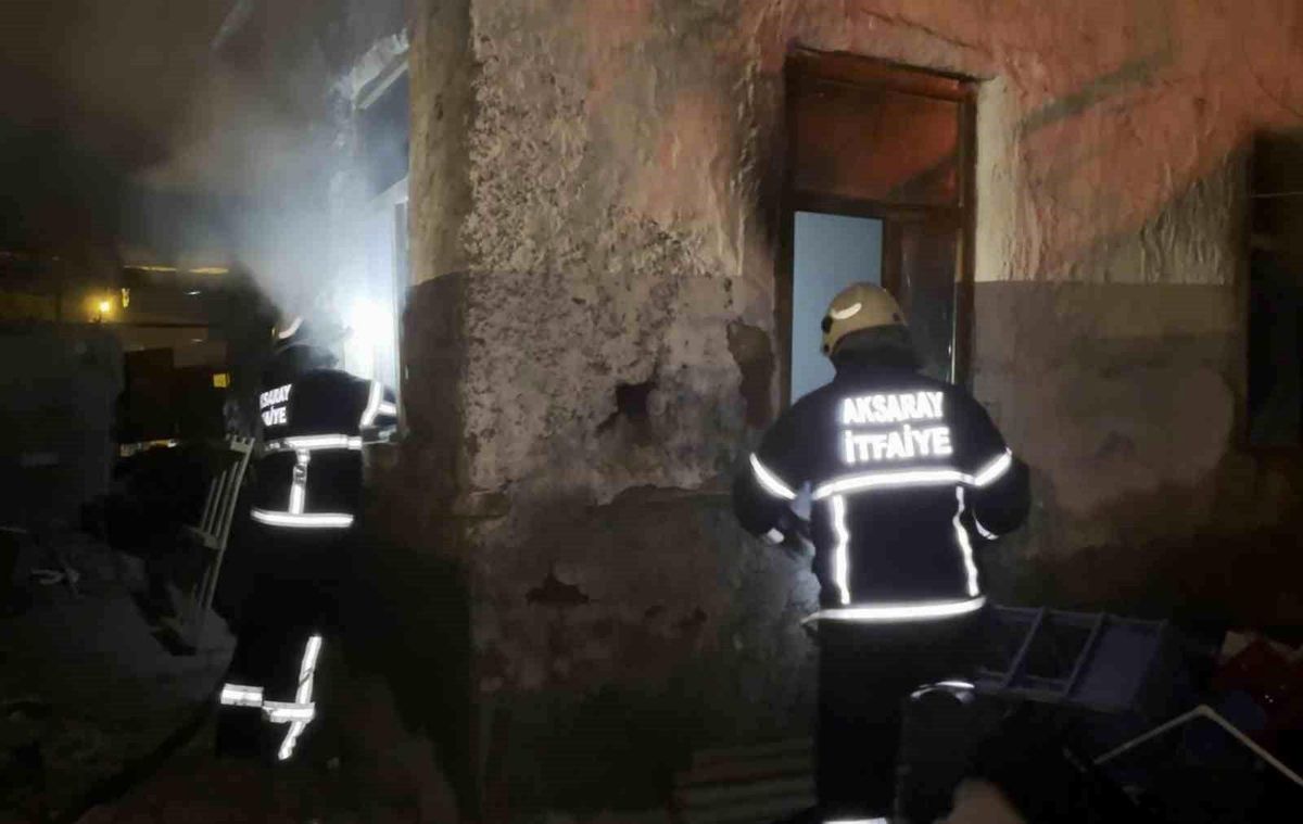 Aksaray'da Metruk Evde Çıkan Yangın Korkuttu, İtfaiye Hızla Müdahale Etti