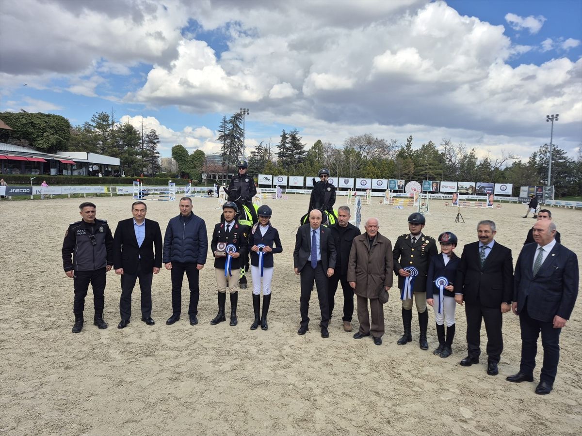 Defne Turasan, Polis Haftası Engel Atlama Yarışmalarında İki Ödülle Döndü