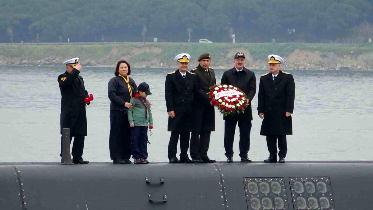 TCG Dumlupınar Denizaltısında Şehit Olan 81 Denizci İçin Çanakkale’de Anma Töreni Düzenlendi