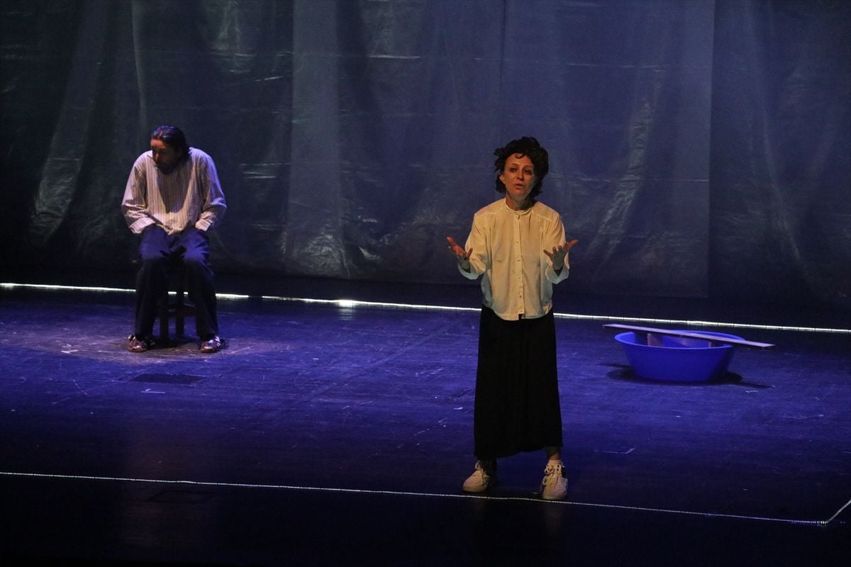 Adana Tiyatro Festivali'nde Gürcistan'dan  Yakish ve Poupche  Oyunu Sahnelendi