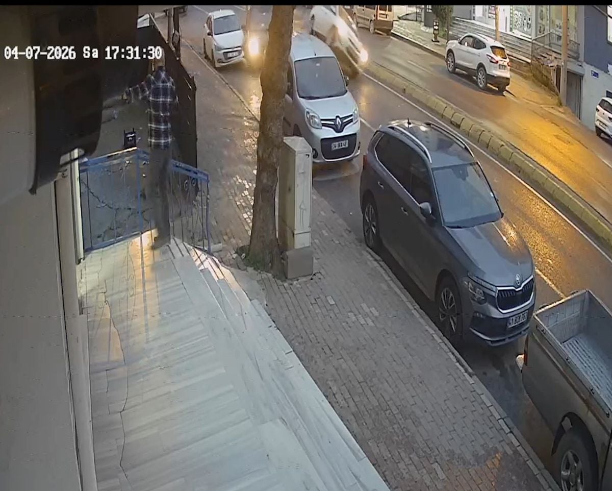 Kocaeli Gebze'de 5 Araç ve Markete Çarpan Otomobil Sürücüsü Yaralandı