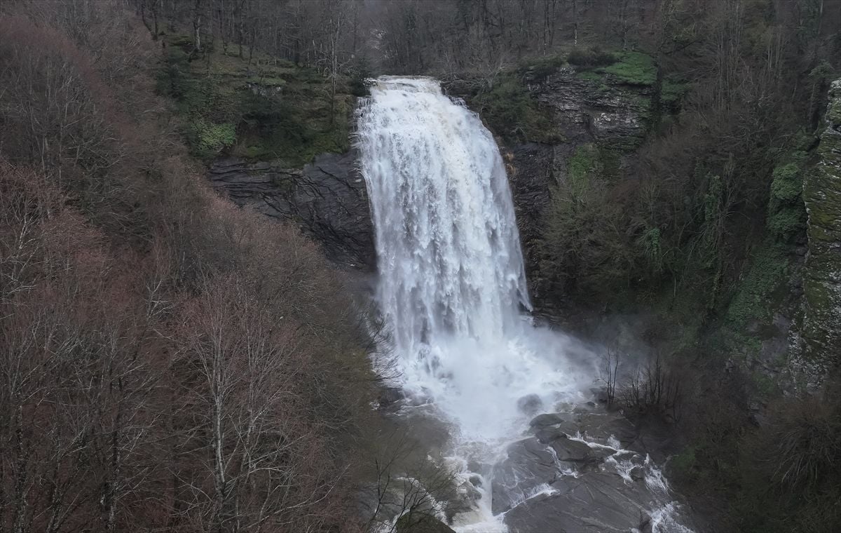 Mustafakemalpaşa'daki Suuçtu Şelalesi Yağışlarla Birlikte Daha Coşkulu Akıyor