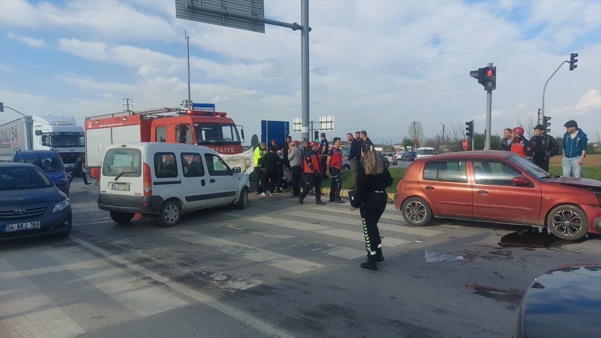 Sakarya Akyazı'da Otomobil ve Hafif Ticari Araç Çarpıştı: 4 Yaralı
