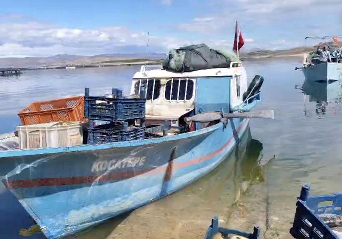 Keban Baraj Gölü'nde 3 Aylık Balık Avı Yasağı Başladı: Balıkçılar Teknelerini Karaya Çekti