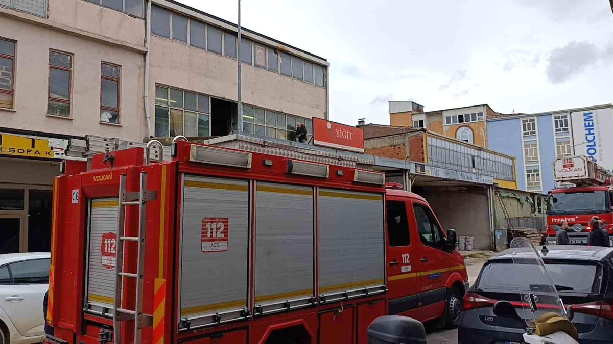 İnegöl'de Mobilya İmalathanesi Çatısı Çöktü: Usta Servet D. Ağır Yaralandı