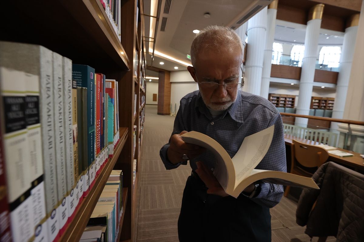 Gaziantep'te 76 Yaşındaki Emekli Terzinin Okuma Tutkusu Gençlere İlham Veriyor