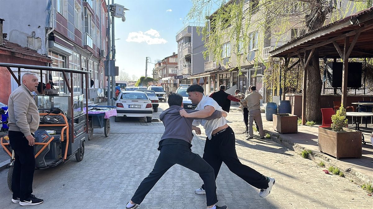 Roman Mahallesinden Polis Haftası'na Sürpriz Kutlama: Sahte Kavga İhbarıyla Çiçek ve Türk Bayrağıyla Karşıladılar