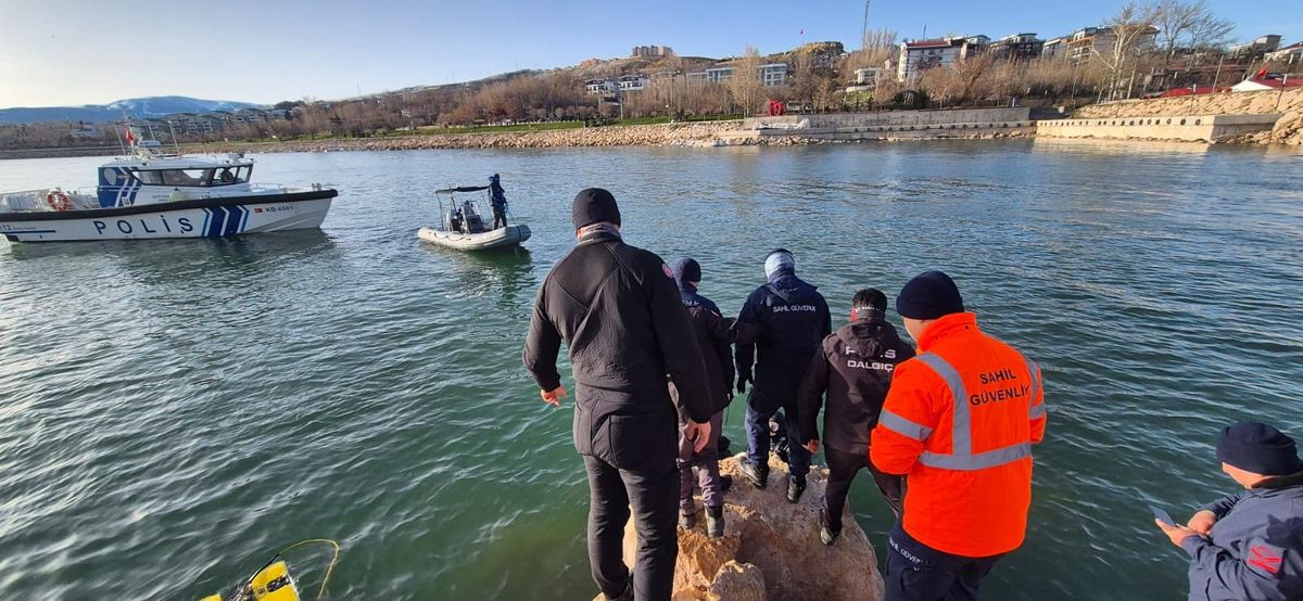 Van Gölü’nde Kaybolan 17 Yaşındaki Boran Öner’in Cansız Bedeni Bulundu