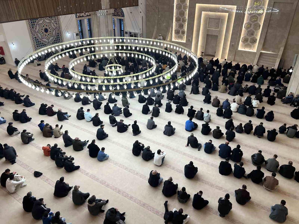 Kars’ta Ramazan Bayramı Sabahı Sultan Alparslan Külliyesi’nde Yoğun Bayram Namazı ve Birlik Mesajları