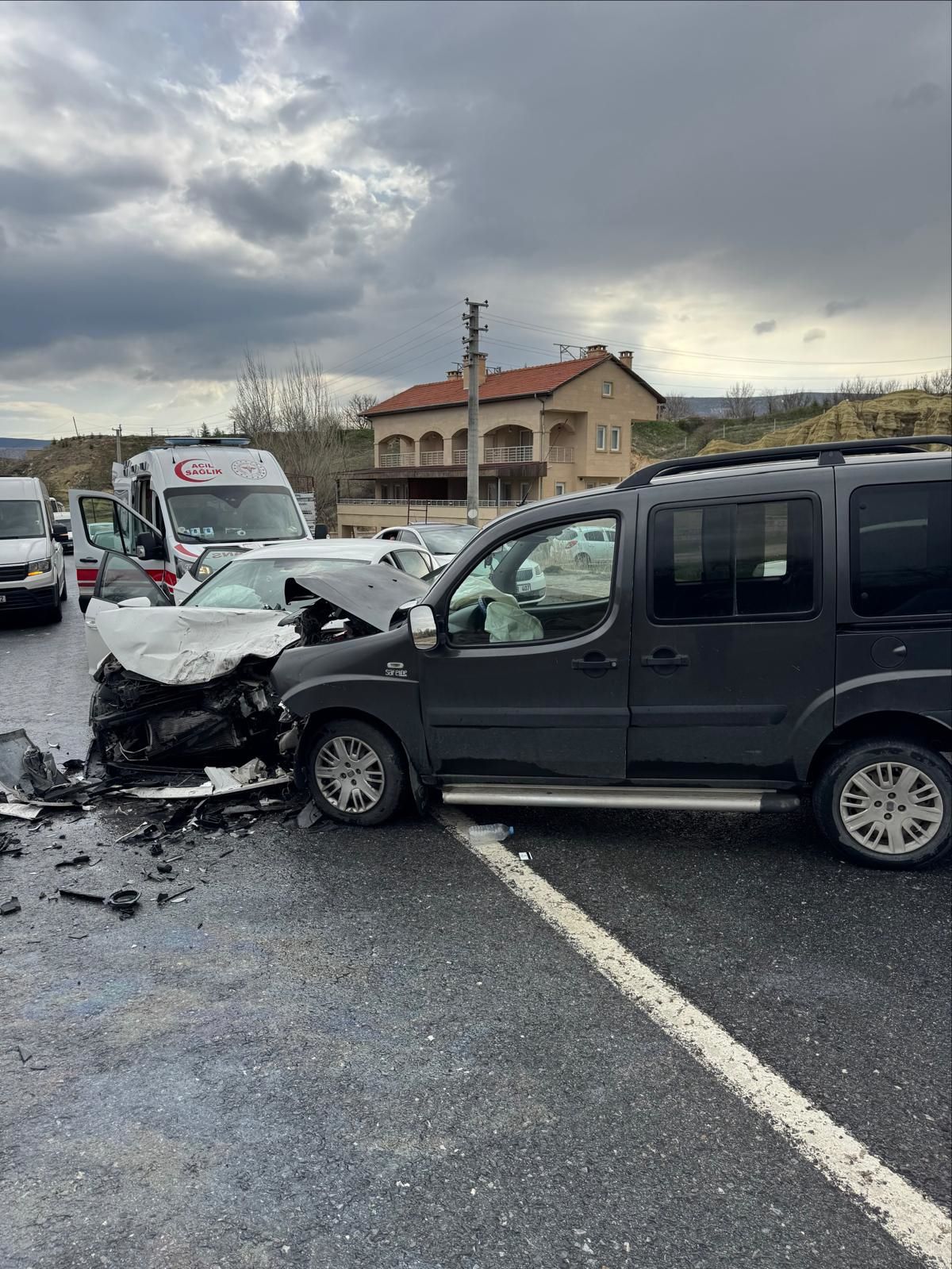 Nevşehir Ürgüp'te Hafif Ticari Araç ve Otomobil Çarpıştı: 5 Yaralı