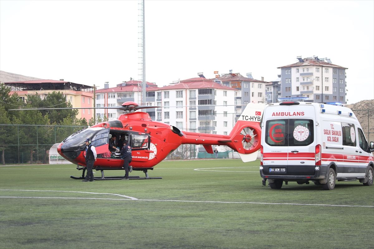 Malatya'da Solunum Yetmezliği Yaşayan 19 Yaşındaki Hasta Ambulans Helikopterle Kritik Sevk Edildi