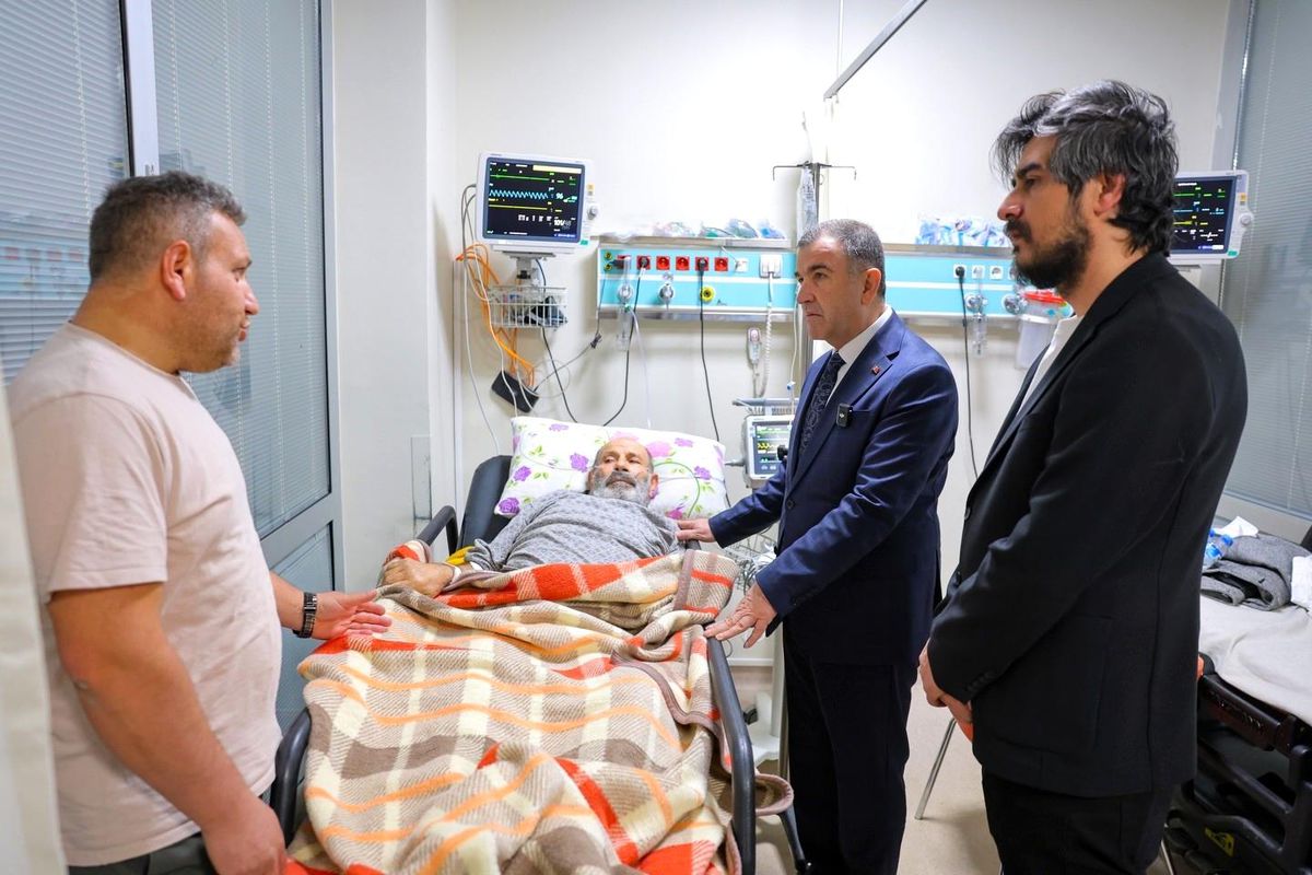 Bayburt Valisi Eldivan’dan Hastanede Bayram Ziyareti: Sağlık Çalışanlarına Teşekkür