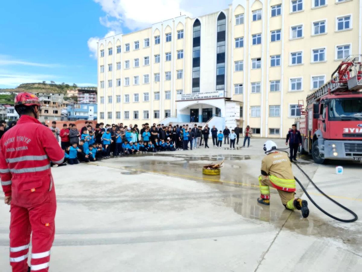 Antakya’da Lise Öğrencilerine Temel Yangın Eğitimi ve Tatbikatıyla Hayat Kurtaran Bilinç Kazandırıldı