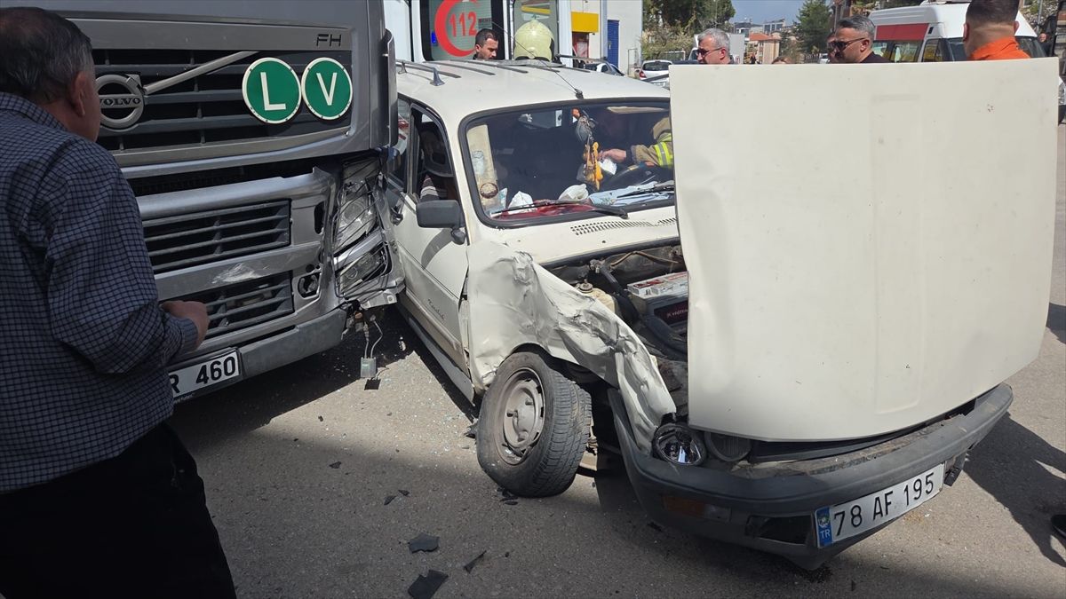 Safranbolu’da Tırla Çarpışan Otomobilin Sürücüsü Yaralandı