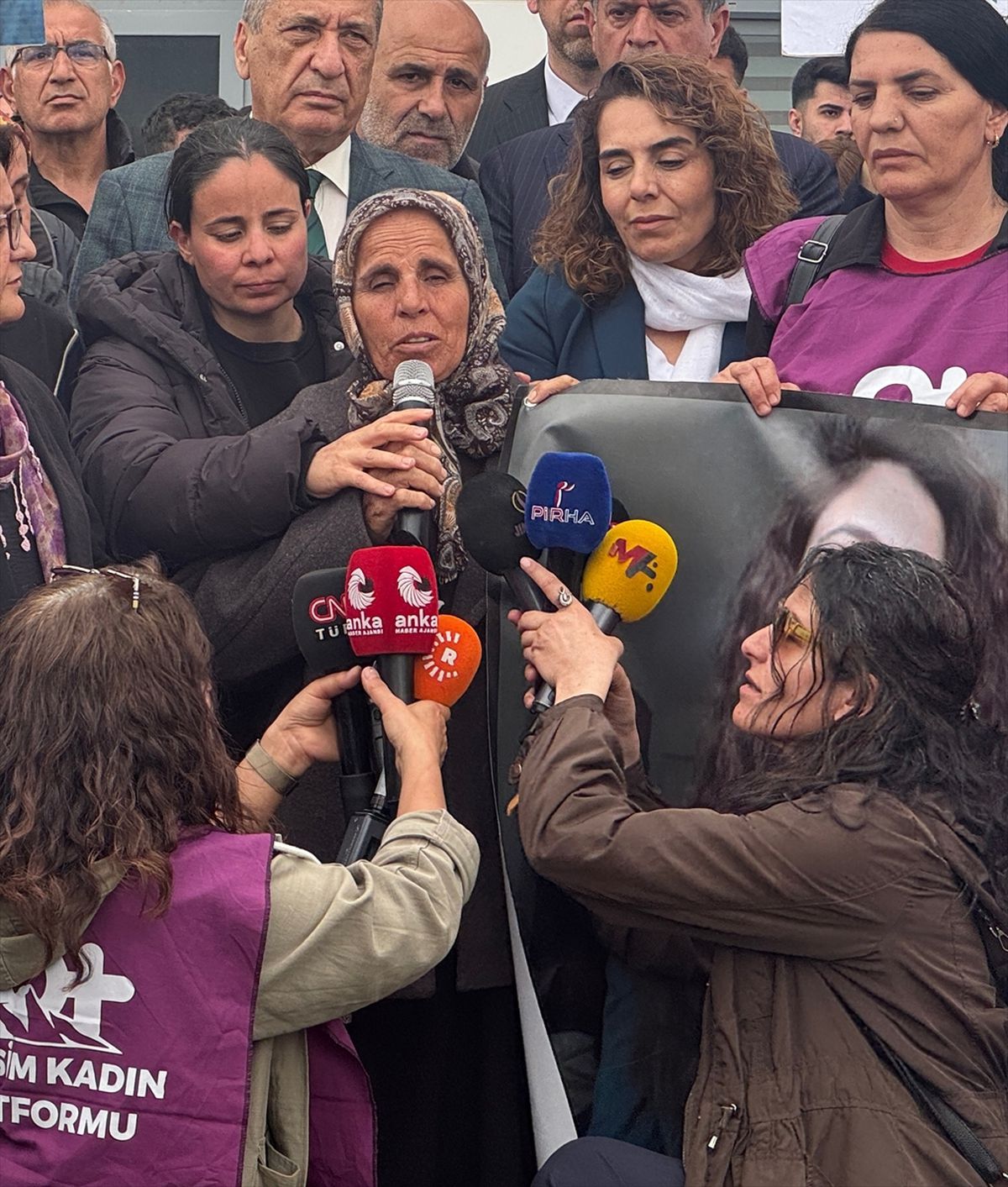 Tunceli'de Kayıp Öğrenci Gülistan Doku İçin Adliye Önünde Destek ve Adalet Talebi