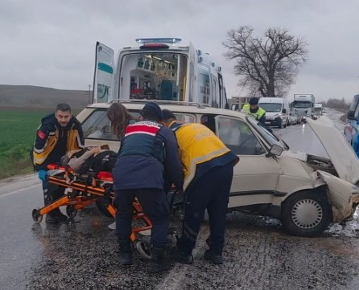 Çorum Alaca'da Kafa Kafaya Çarpışma: 3 Kişi Yaralandı
