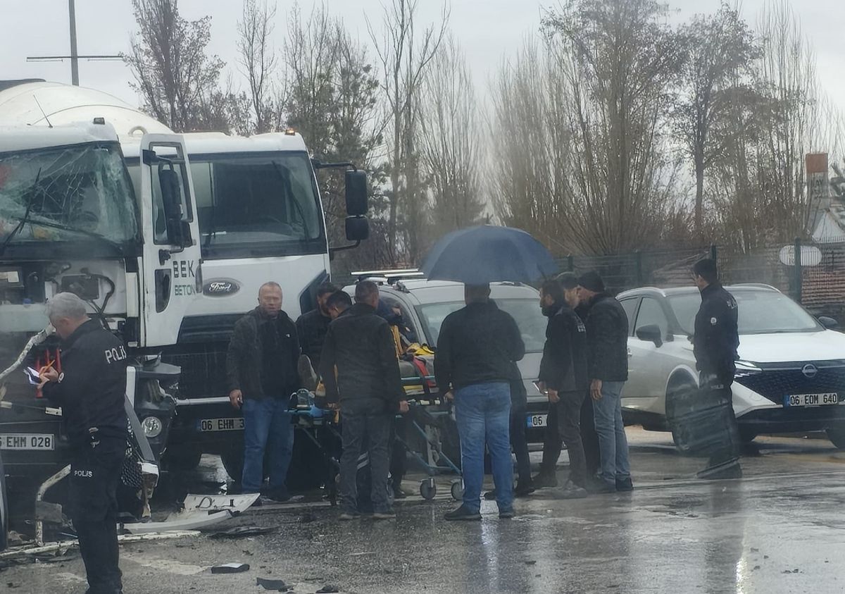 Çubuk'ta Kırmızı Işıkta 3 Beton Mikseri Çarpıştı: 1 Yaralı