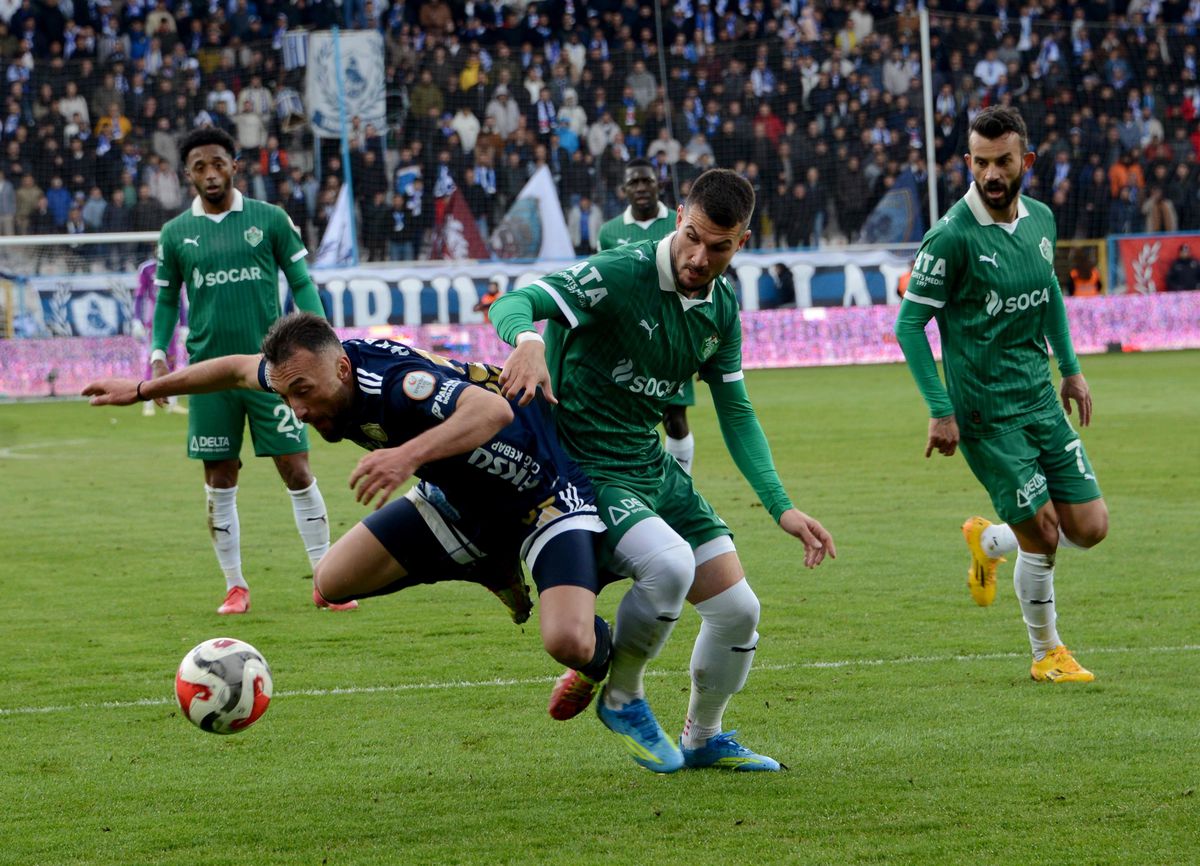 Erzurumspor FK, Alagöz Holding Iğdır FK'yı 2-1 Yenerek Kritik 3 Puanı Aldı
