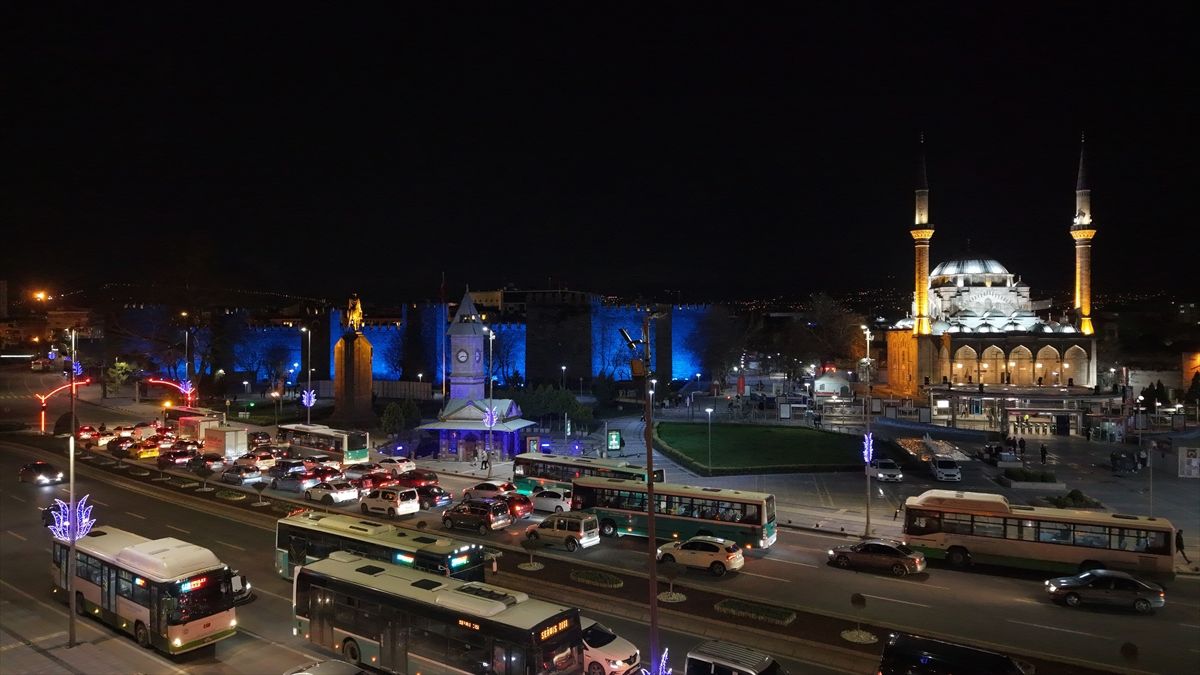 Kayseri’de 2 Nisan Dünya Otizm Farkındalık Günü’nde Tarihi Yapılar Mavi Işıkla Aydınlatıldı