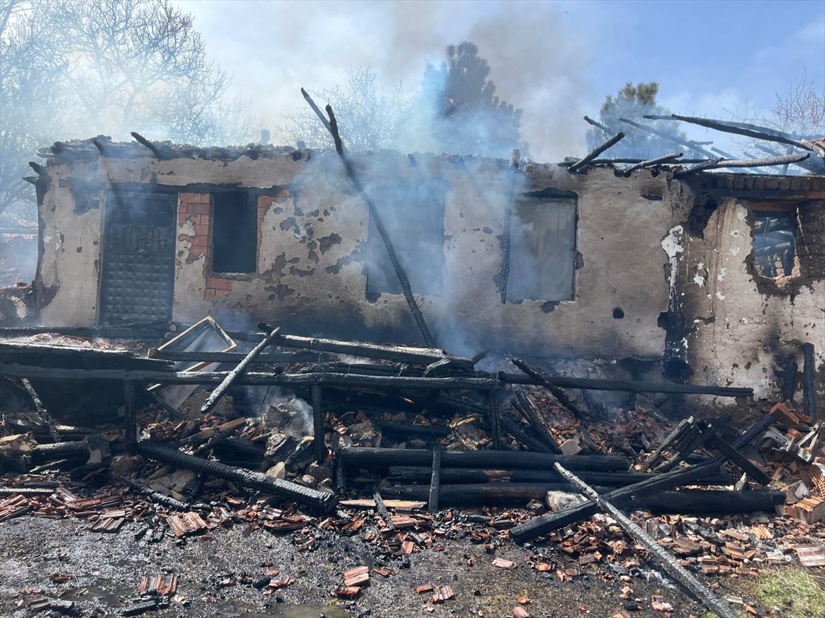 Çorum Boğazkale'de Ev Yangını: İtfaiye Müdahalesiyle Söndürüldü, Ev Kullanılamaz Hale Geldi