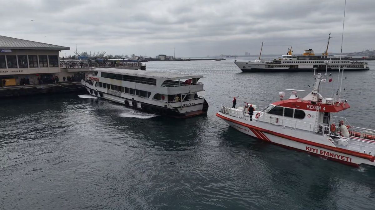 Kadıköy İskelesi'nde Yolcu Teknesinde Çıkan Yangın Hızla Söndürüldü