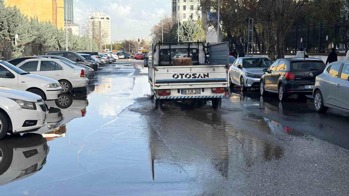 Ankara'da Yoğun Sağanak Yağış Nedeniyle Şehirde Su Baskınları ve Trafik Aksamaları